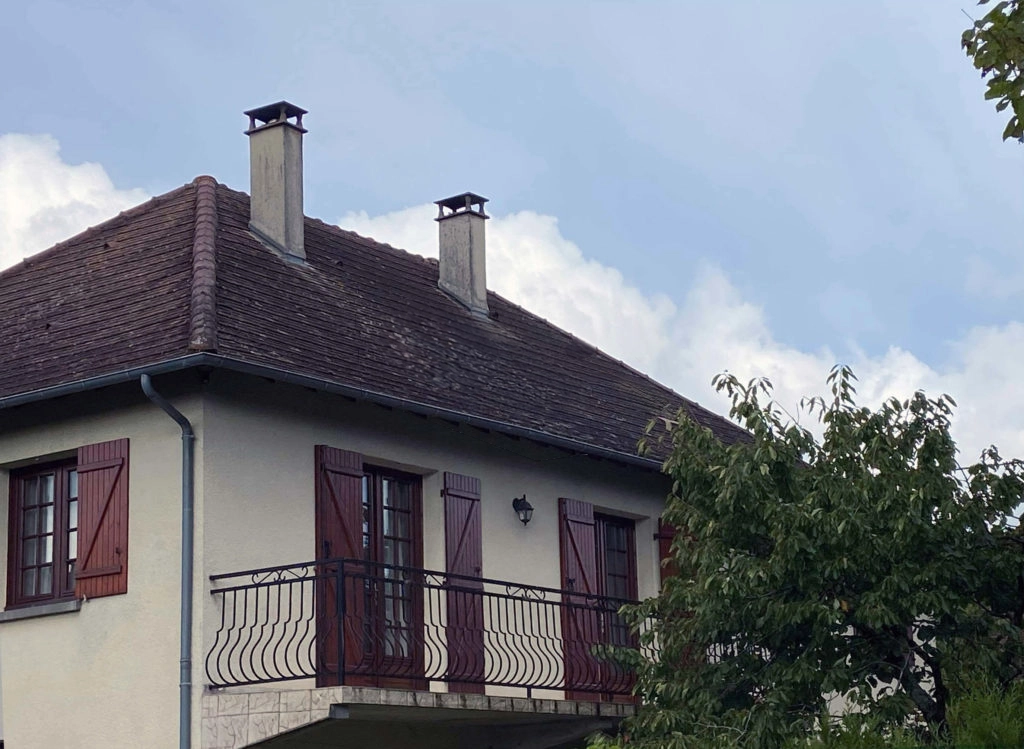 Une maison avant la pose de fenêtre de toit Velux