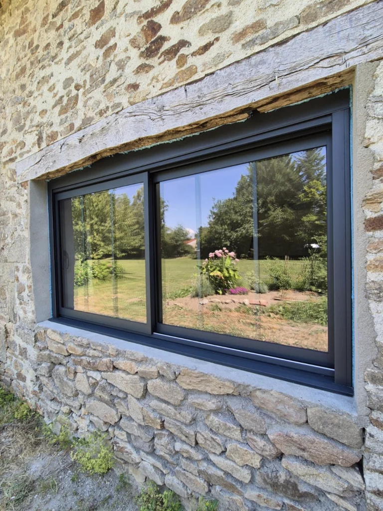 Installation d'une fenêtre dans un mur en pierre