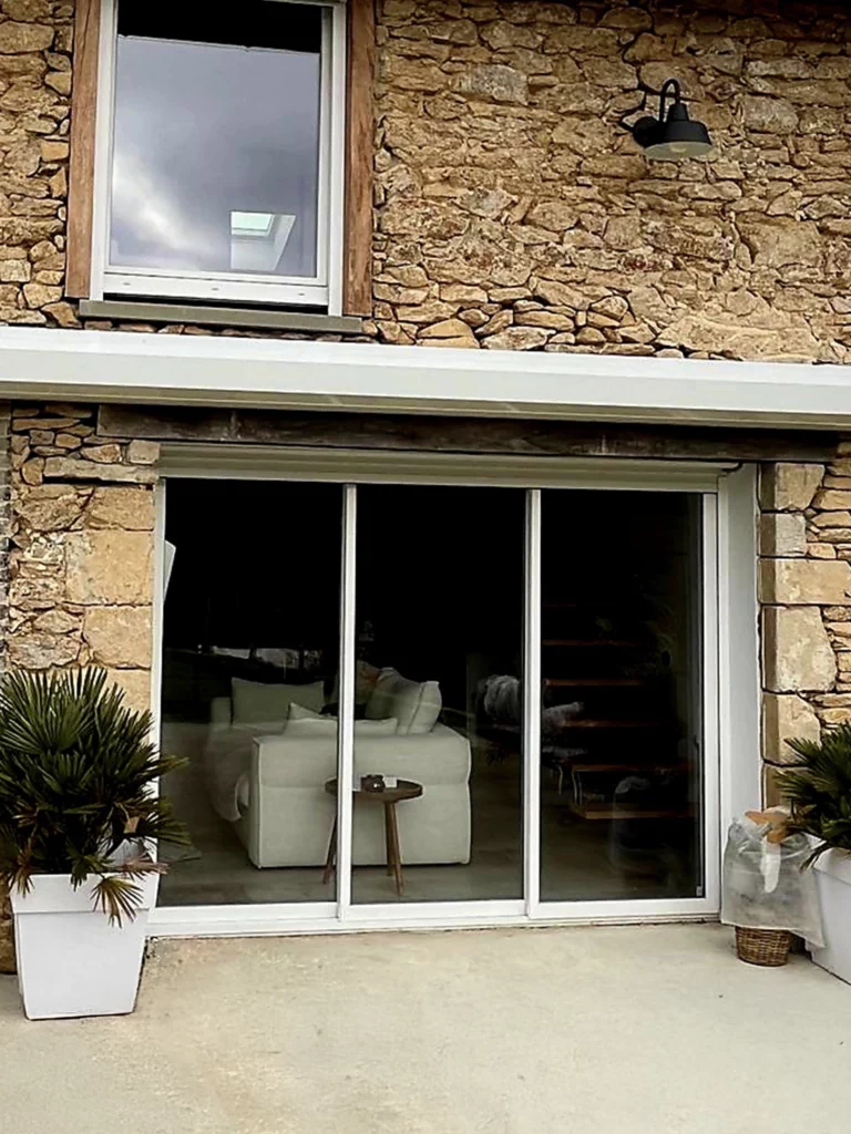 Installation d'une porte-fenêtre blanche coulissante