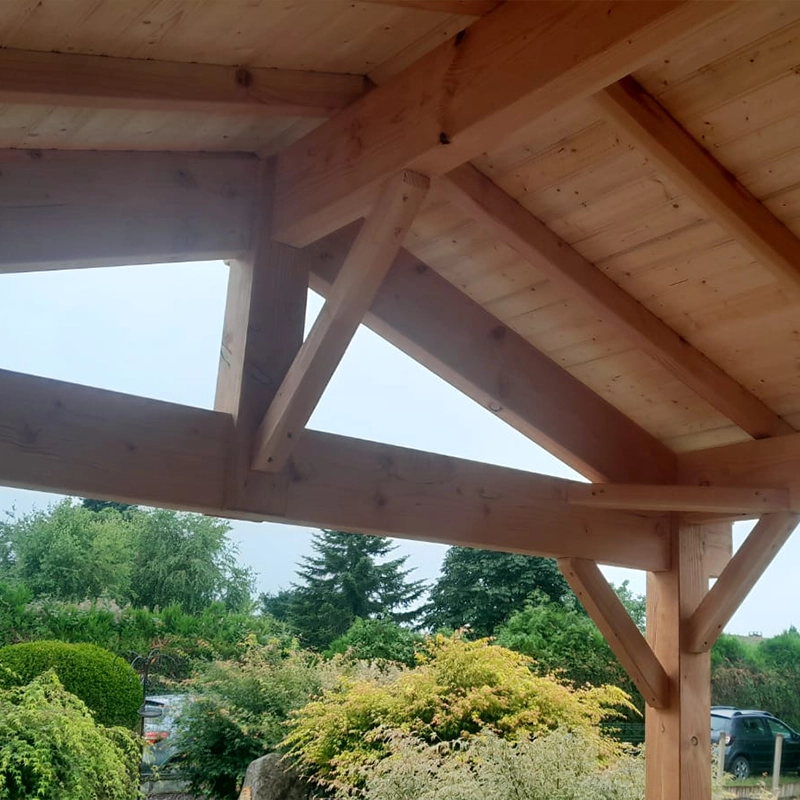 Fabrication d'un carport en bois sur-mesure, charpente en bois et toiture ardoise, vue du dessous