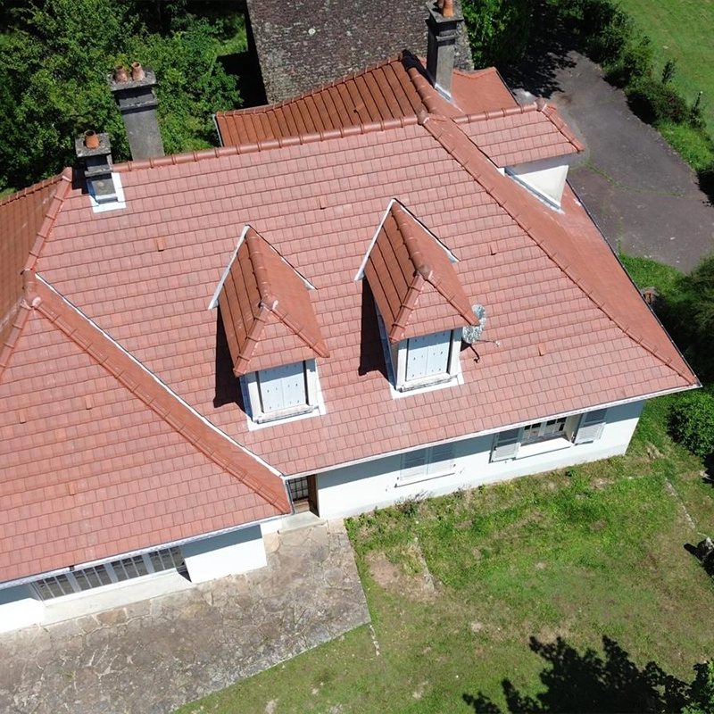 Vue aérienne d'une rénovation de toiture en tuile rouge