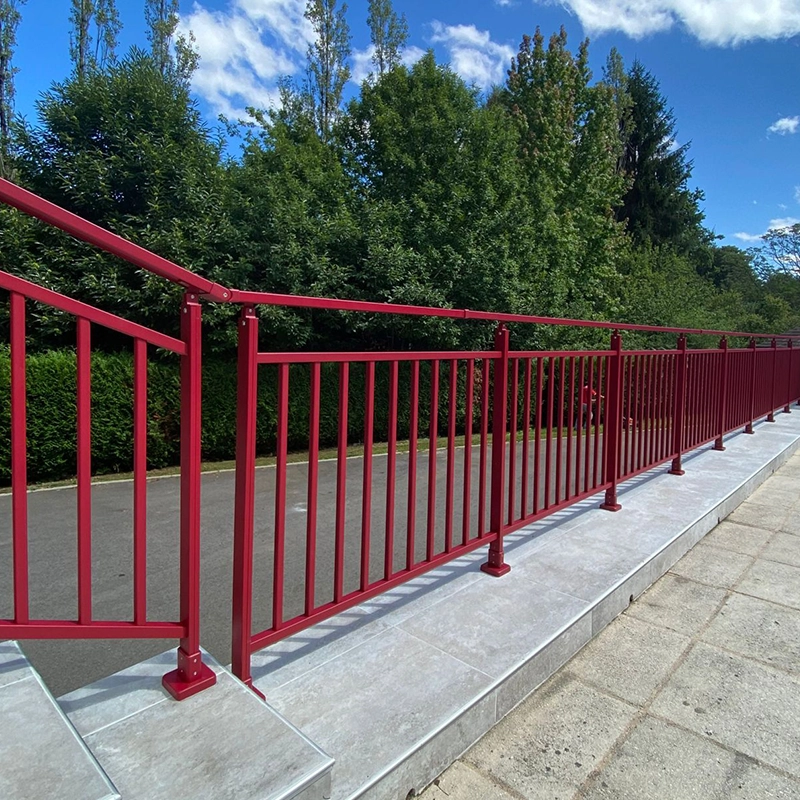 Garde-corps Kostum rouge à barreaux