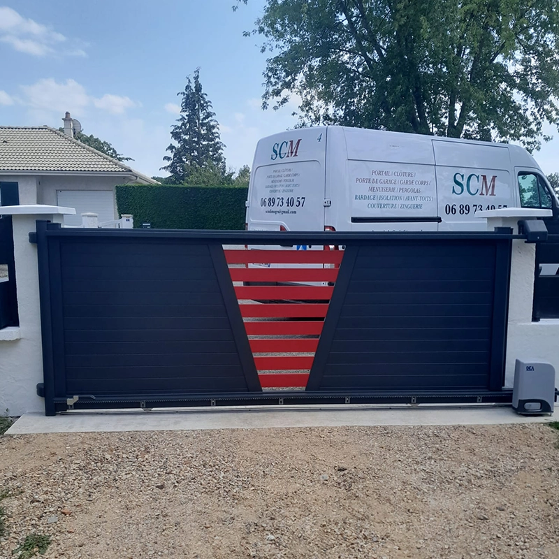 Portail gamme Cosy, coulissant, bicolore noir et rouge,