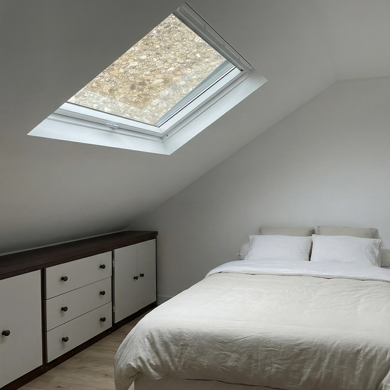 Fenêtre de toit Velux dans une chambre