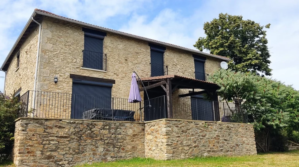 Pose de volets électriques à toutes les menuiseries d'une maison en pierre.