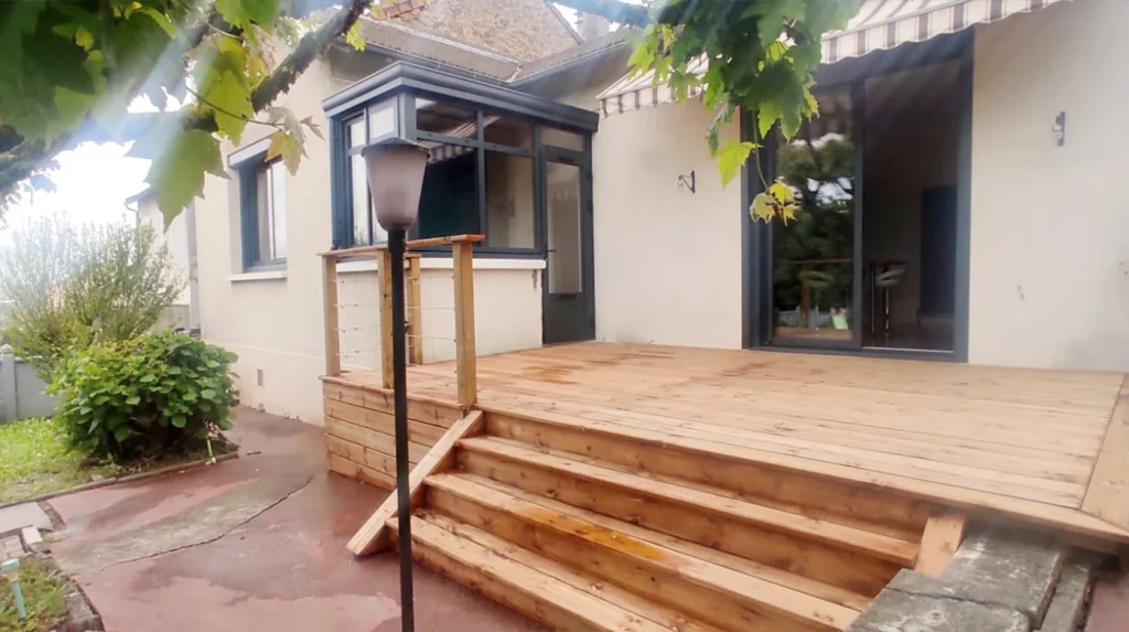 Terrasse en bois avec escalier et garde-corps intégrés