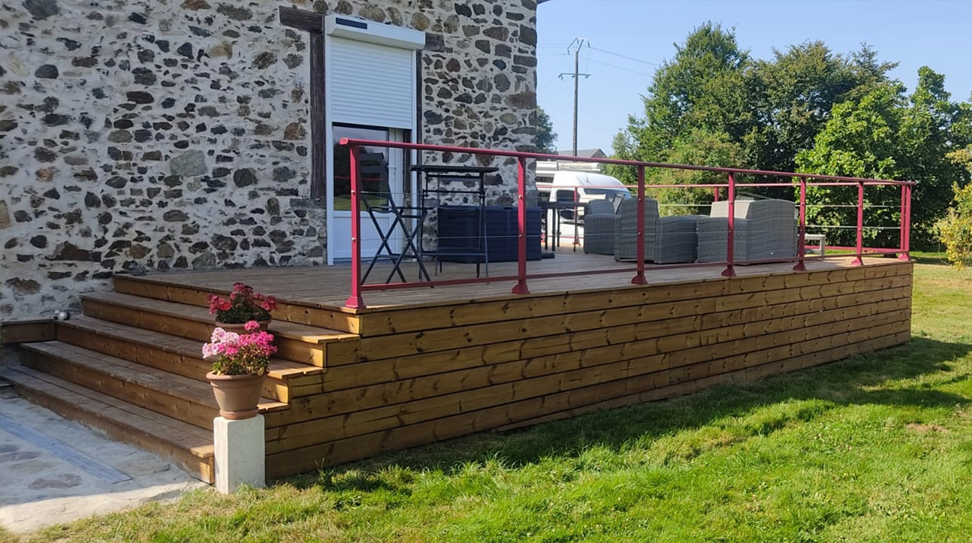 Terrasse en bois en hauteur avec garde-corps rouge en aluminium