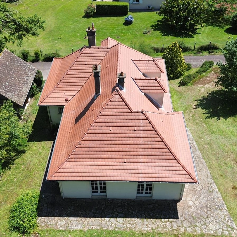 Vue aérienne d'une maison suite à une rénovation de toiture en tuile