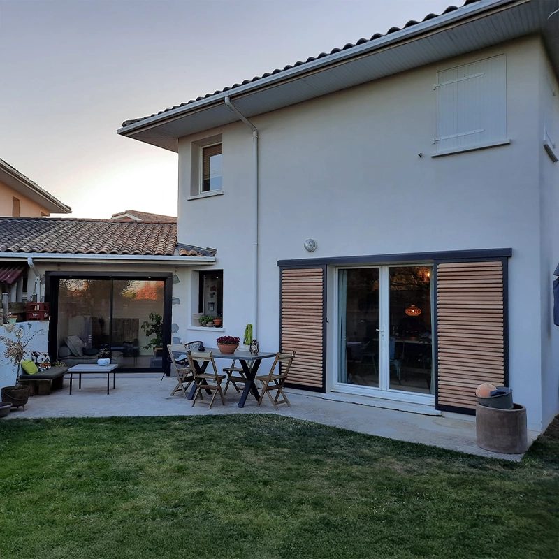 Volets coulissant en tasseaux bois et aluminium anthracite